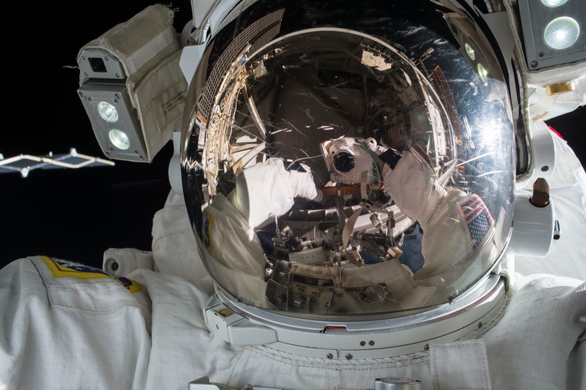 Astronautti ottaa selfien.