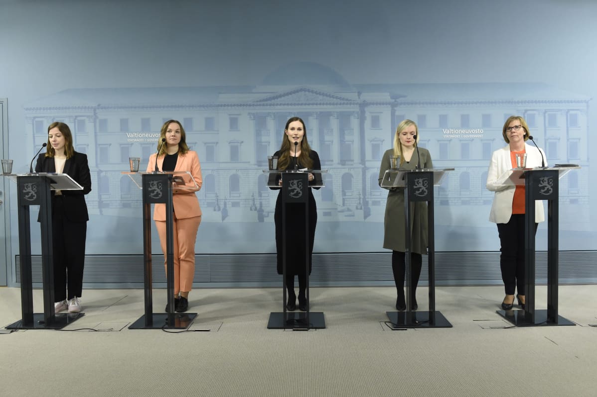 Li Andersson, Katri Kulmuni, Sanna Marin, Maria Ohisalo och Anna-Maja Henriksson håller presskonferens.