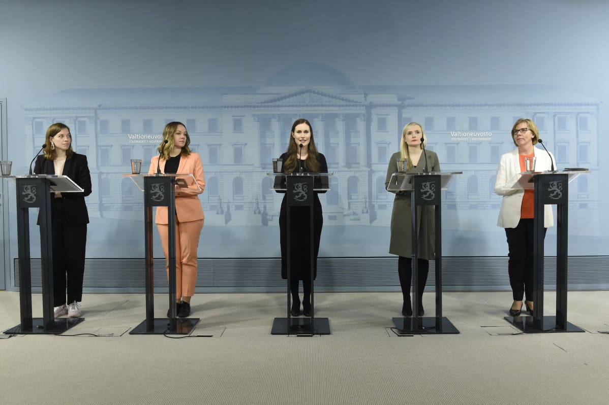 Li Andersson, Katri Kulmuni, Sanna Marin, Maria Ohisalo och Anna-Maja Henriksson på rad under en presskonferens.