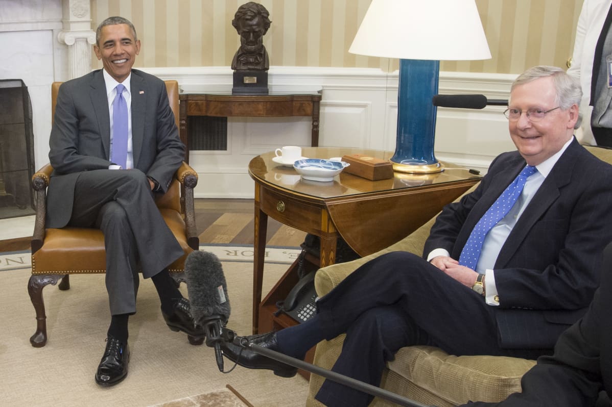 Presidentti Barack Obama ja senaatin enemmistöjohtaja Mitch McConnell maaliskuussa 2016. Tuolloin senaatissa oli republikaaneilla nykyistäkin selvempi enemmistö, 54 senaattoria.