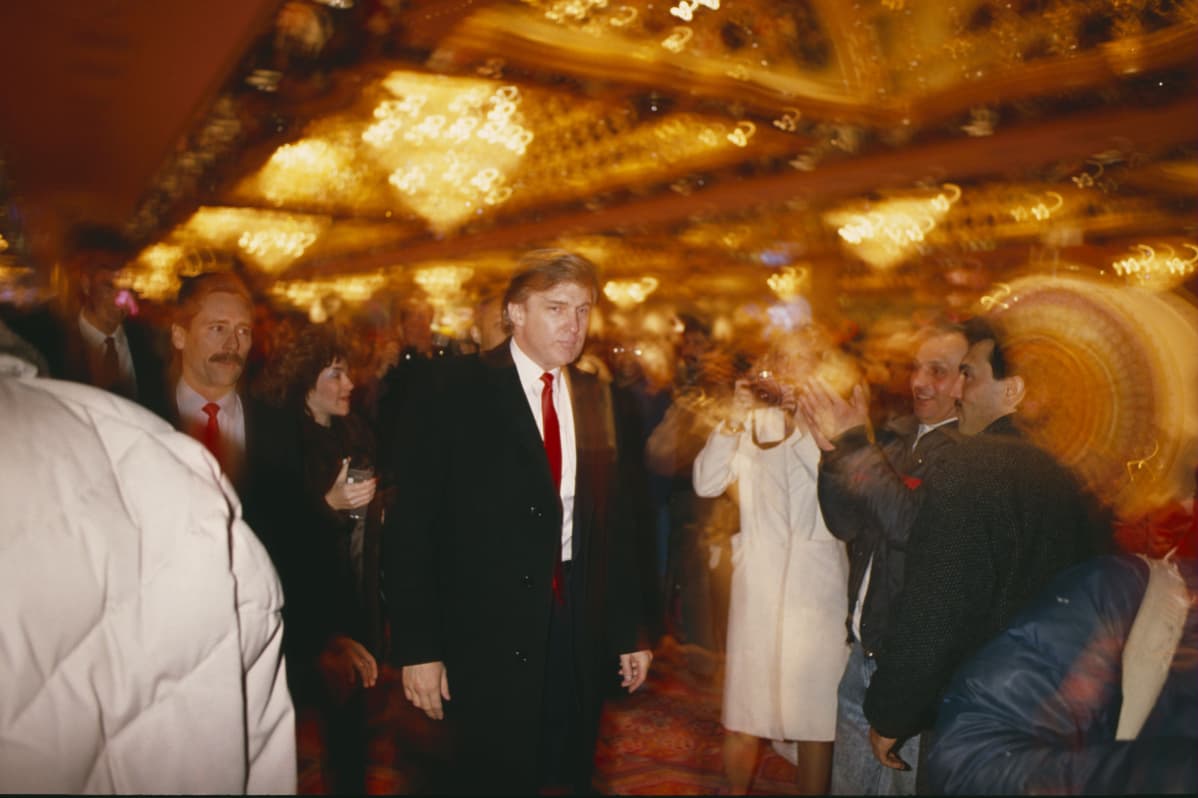 Donald Trump kävelee Taj Mahal Casinossaan vuonna 1990.