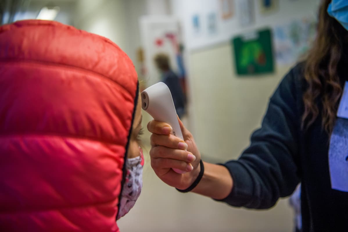 Oppilaalta mitattiin ruumiinlämpö budapestiläisessä koulussa syyskuun lopulla. Toimenpiteen tarkoitus on hillitä koronapandemiaa. Unkarissa kahden viikon esiintyvyysluku on yli kymmenkertainen Suomeen verrattuna,