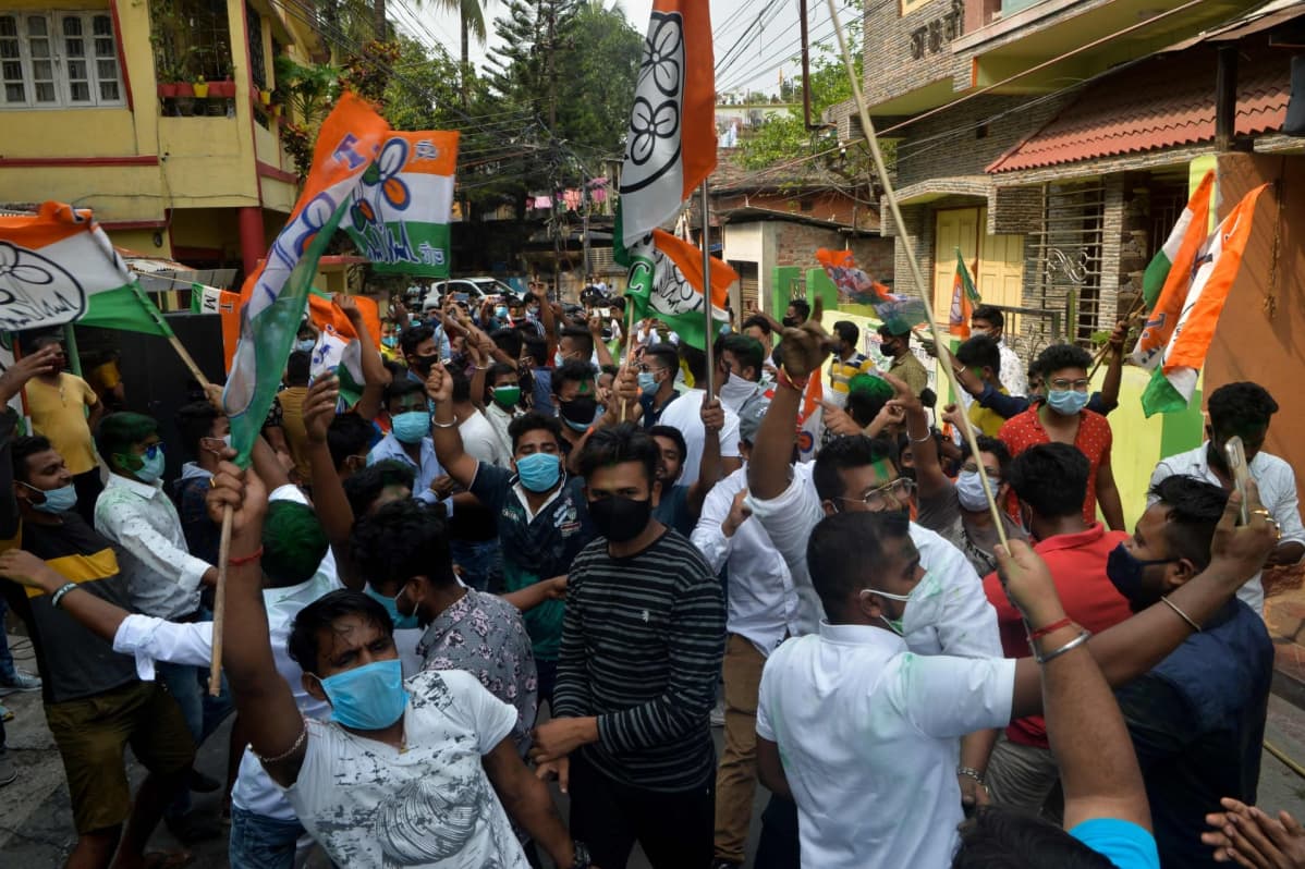 TMC-puolueen kannattajat juhlivat Siligurissa Intiassa.