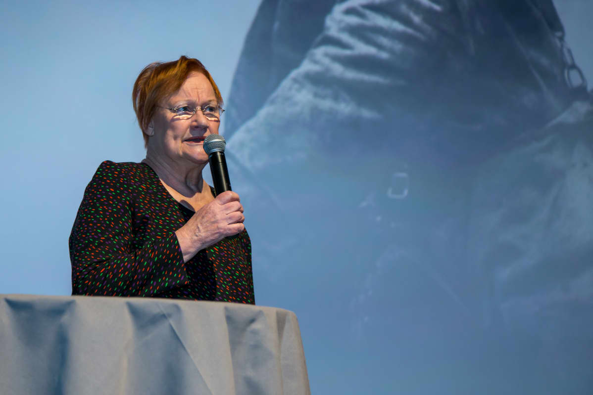 – On vaikea samastua siihen, kuinka nuoria miehet olivat ja kuinka nuoria vaimot kotona tai miten samanlaisia olivat ne äidit ja isät, jotka lähettivät poikansa rintamalle, pohti presidentti Tarja Halonen ennen Tuntemattoman sotilaan näytöstä.
– On paljon ihmisiä, jotka eivät ole saaneet edes alaviitettä historiankirjoihin. Jos Napoleon olisi sotinut yksinään, lyhyt sota olisi tullut. Jos Aalto olisi yksin rakentanut, Finlandia-talo olisi jäänyt tekemättä, pohti presidentti Tarja Halonen ennen Tuntemattoman sotilaan näytöstä.