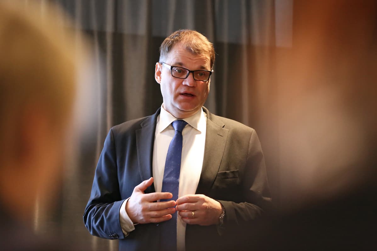 Pääministeri Juha Sipilä keskustelee toimittajien kanssa Turussa.