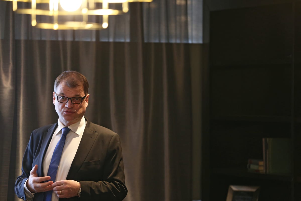 Pääministeri Juha Sipilä keskustelee toimittajien kanssa Turussa.