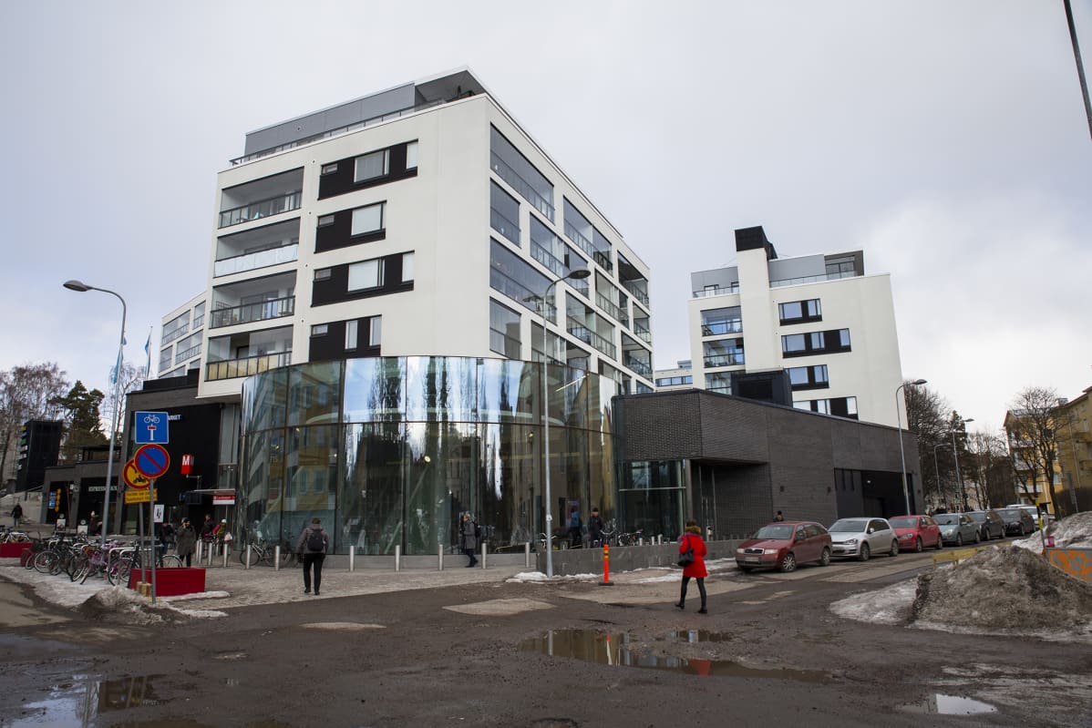 Lauttasaaren metroaseman päälle ja tuntumaan on rakennettu paljon uusia asuntoja.