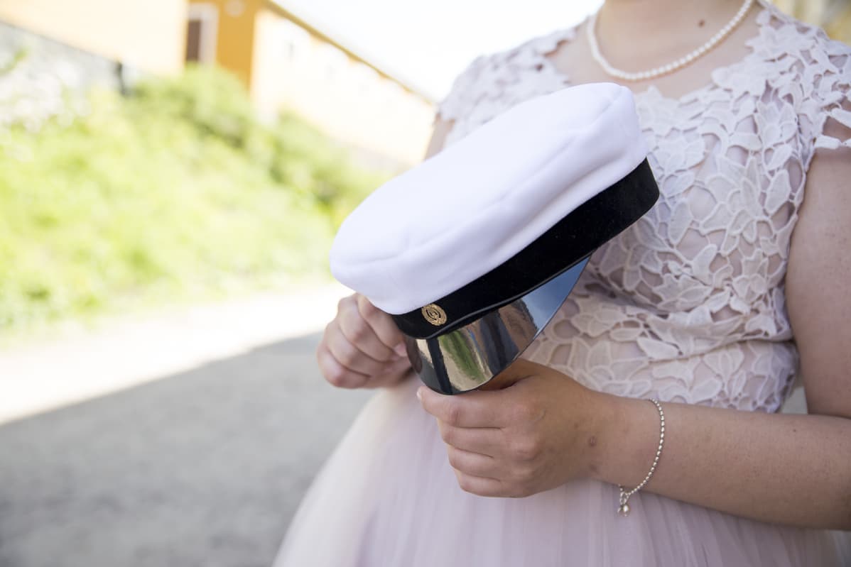 Kallion lukion vegaaniylioppilaslakki.