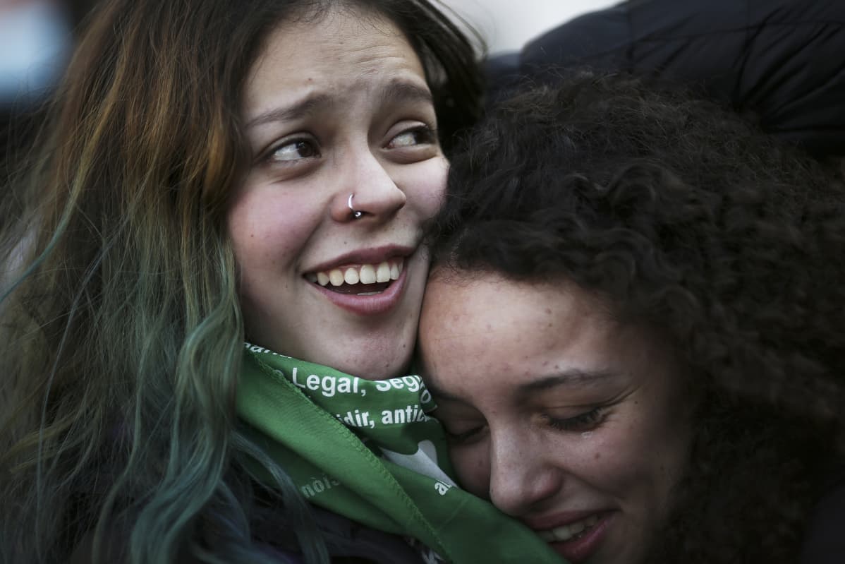 Aborttioikeuden kannattajia Buenos Airesissa