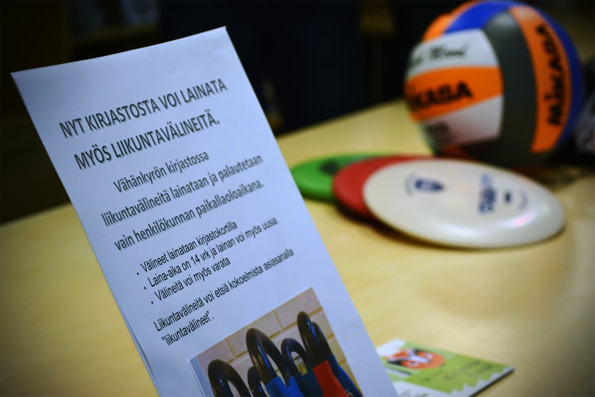 Kaikkien asiakkaiden silmiin kyltti Vähänkyrön kirjaston tiskillä ei ole vielä osunut.