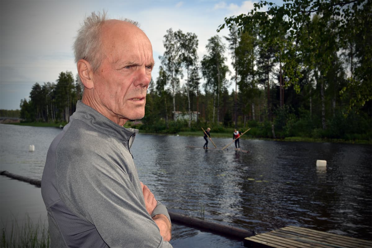 Evijärveläinen Reijo Saari on eläkkeellä oleva uittomies, joka jakaa nyt tietoa ja taitoa nuorille.