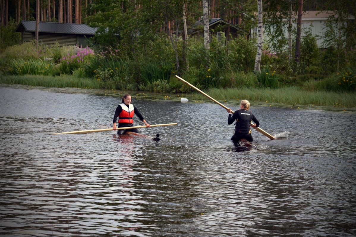 Evijärveläiset Iida Mäntylä ja Milla Sulkakoski treenaamassa SM-kisoja varten Ähtävänjoella.