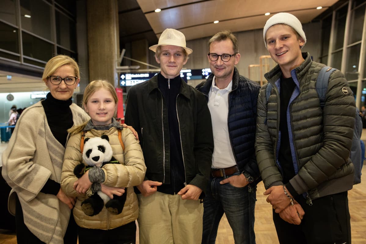Laukkasen perhe lähdössä Dubaihin uudenvuodenmatkalle