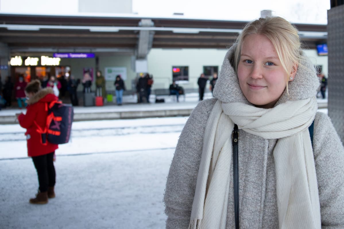 juna kulkee