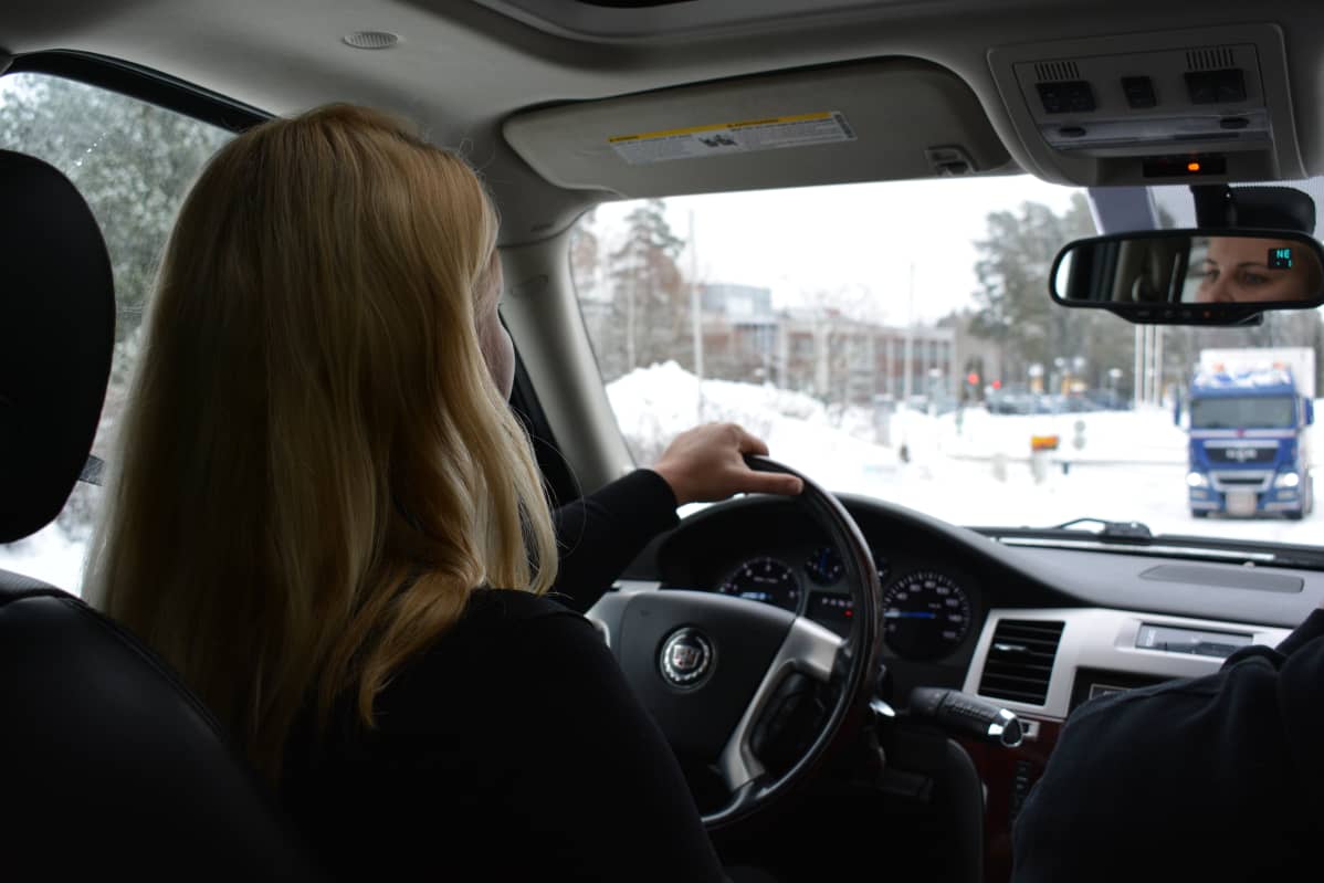 Katriina Laine autonsa ratissa