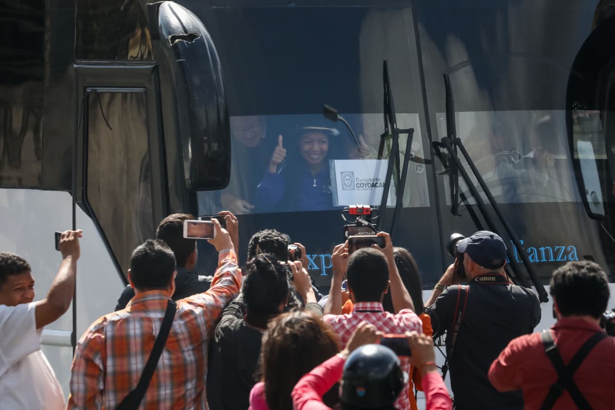 Venezuelalaisia kansanedustajia bussissa