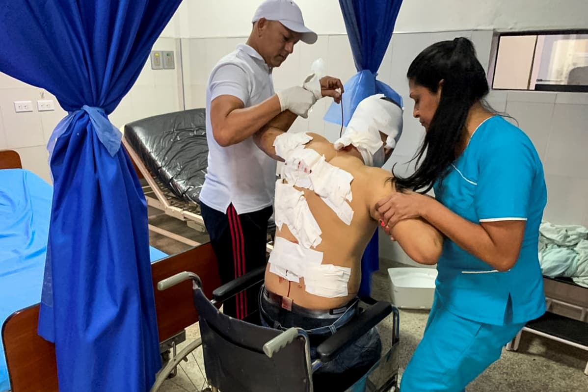 Venezuelan ja Kolumbian rajalla loukkaantunutta mielenosoittajaa hoidettiin lauantaina. Ainakin 20 ihmistä haavoittui kansalliskaartin ja opposition kannattajien yhteenotoissa, kun mielenosoittajat yrittivät saada avustusrekkoja maahan.