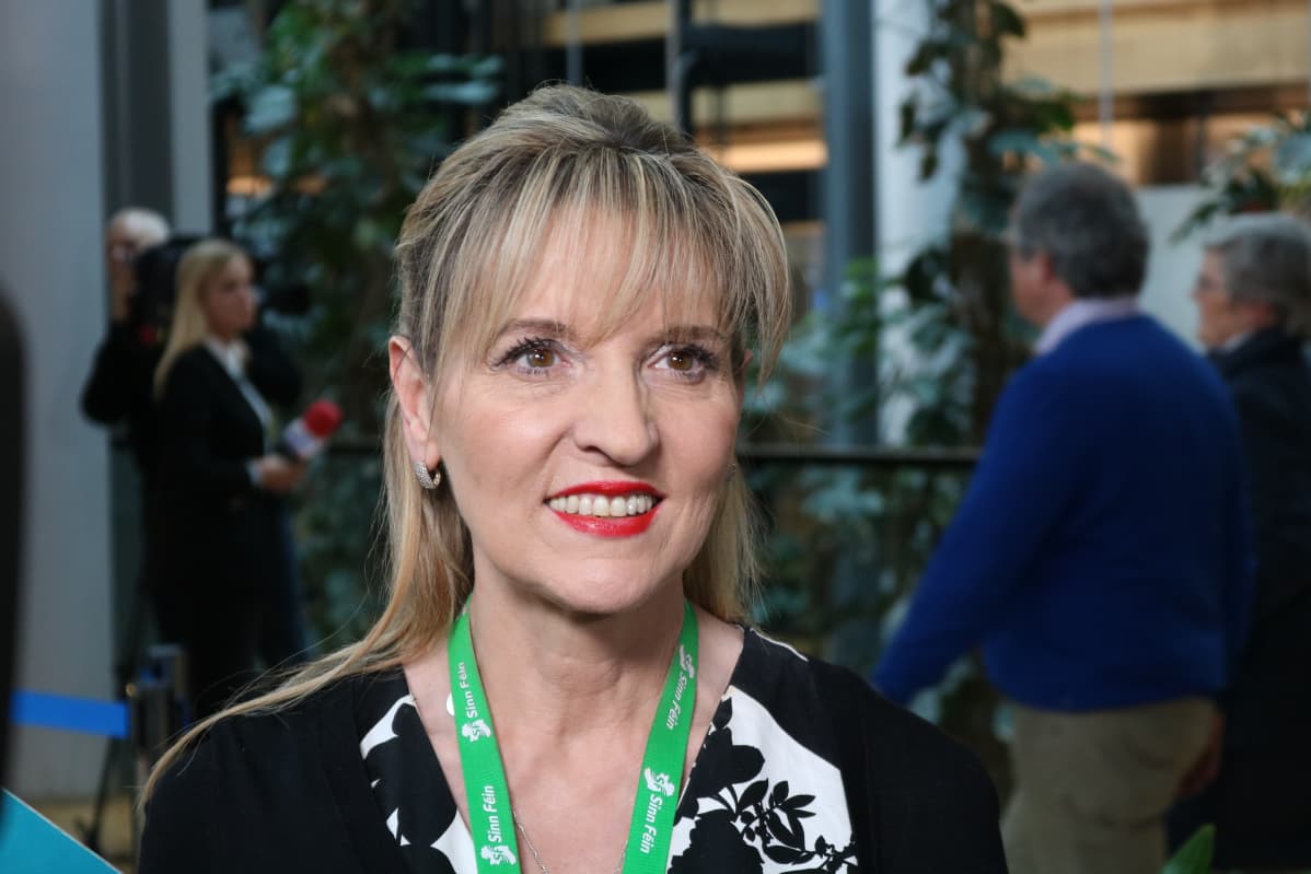 Pohjoisirlantilainen Martina Anderson edustaa tasavaltalaista Sinn Féin -puoluetta.