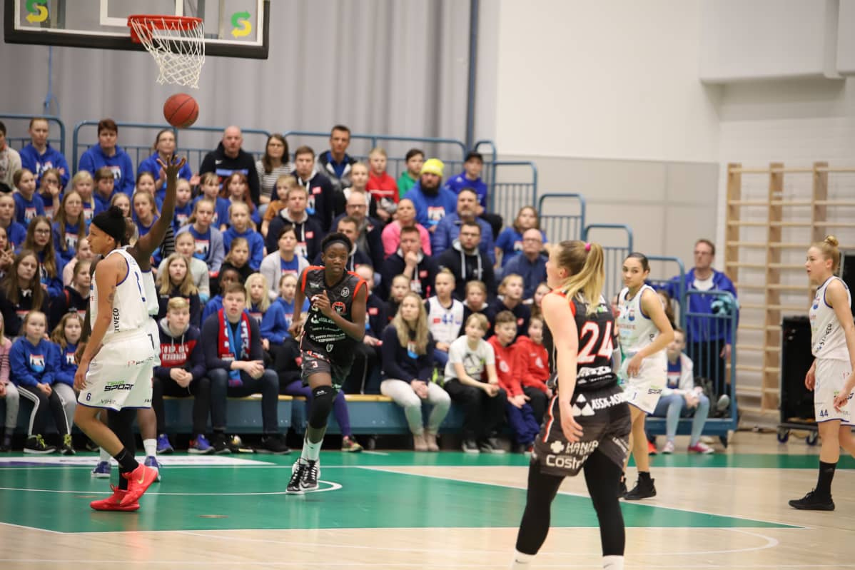 Claire Lamunu juoksee kohti puolustusaluetta