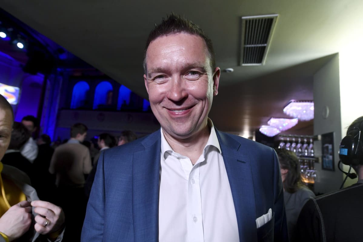 Perussuomalaisten Tom Packalen puolueen vaalivalvojaisissa Helsingissä 14. huhtikuuta 2019.