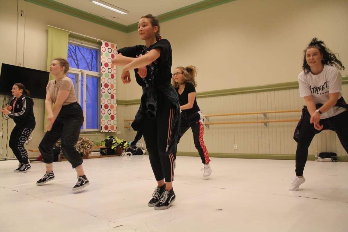 Savonlinnalaisnuoret katutanssin pyörteissä