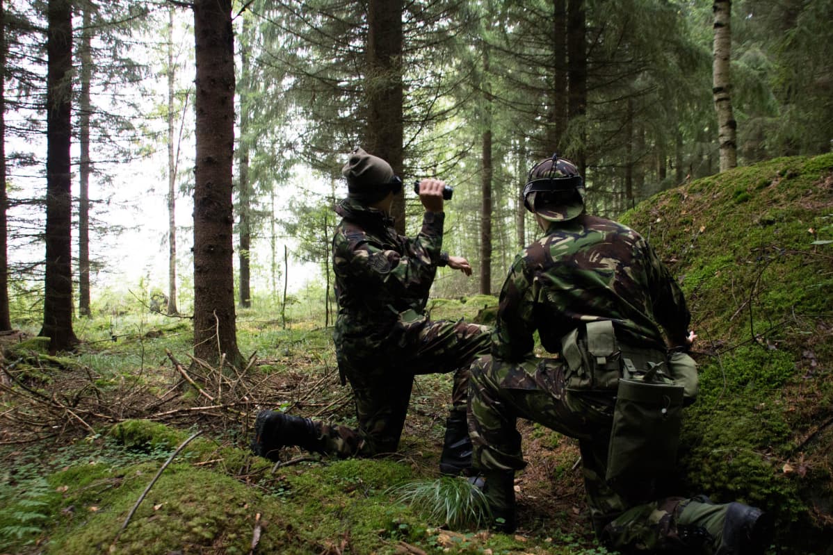 Airsoftia pelaamassa metsän keskellä.