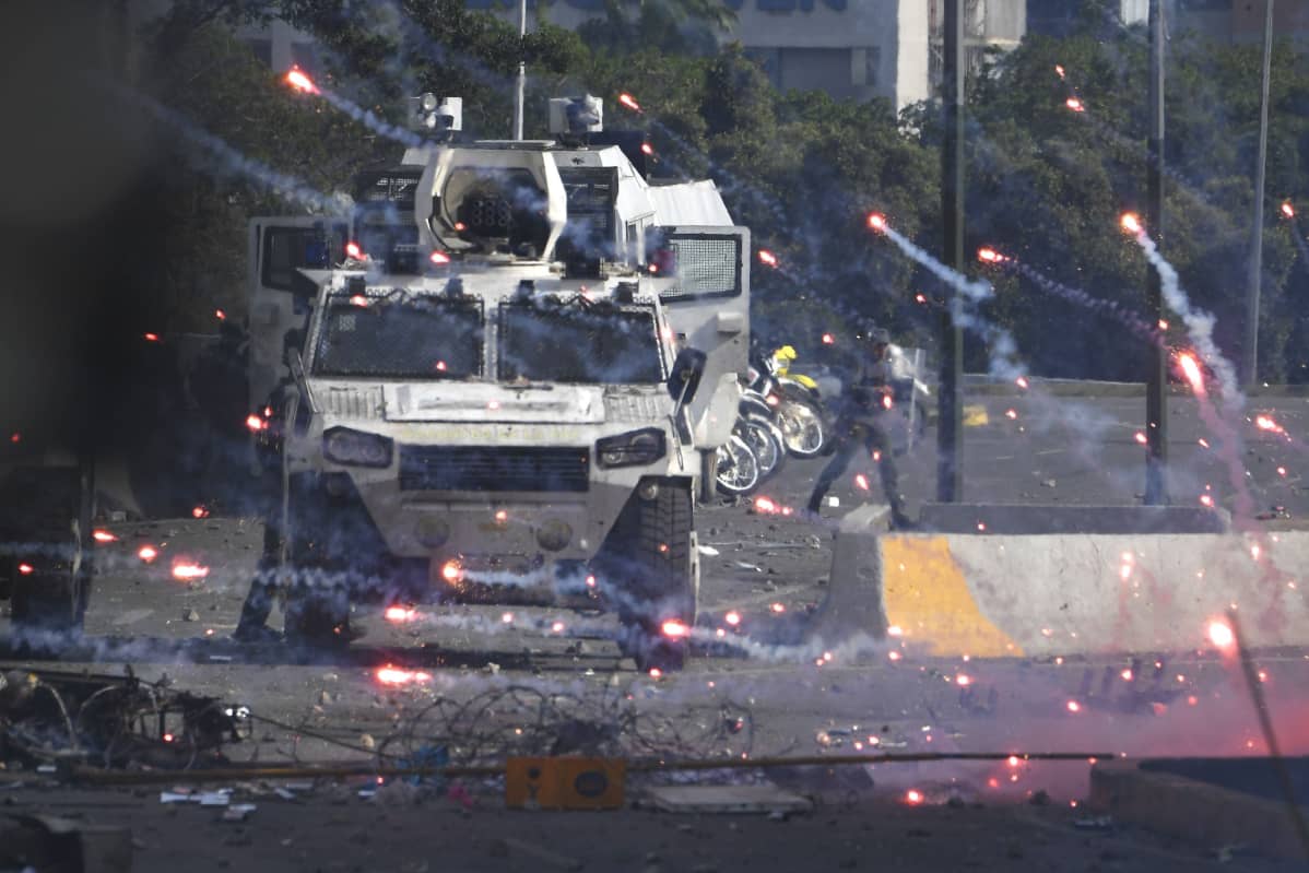 Venezuelan armeija ja opposition kannattajat ottivat yhteen Caracasin kaduilla vappuaattona.