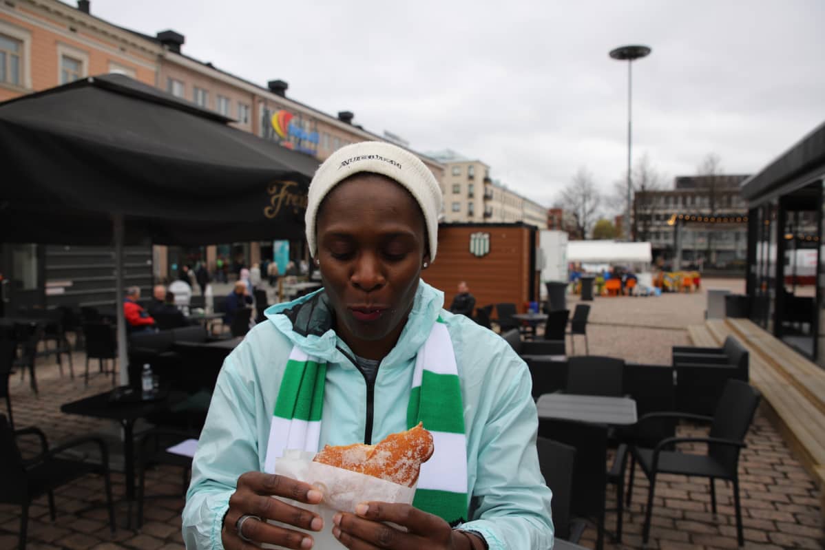 Jamaikalainen Kerron Stewart syö Possoa Kotkan torilla.