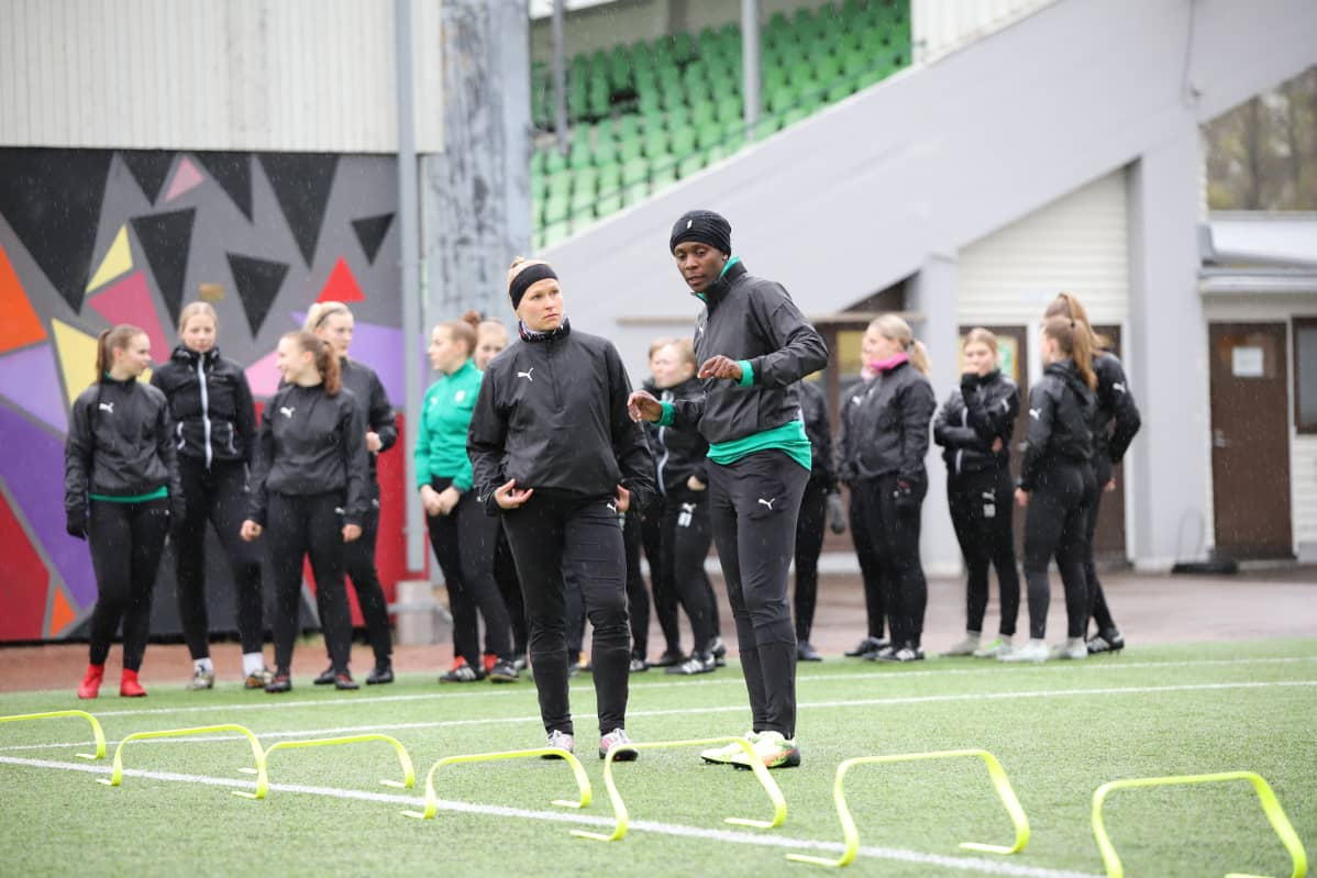 Kerron Stewart vetää harjoituksia KTP:n naisjoukkueelle.