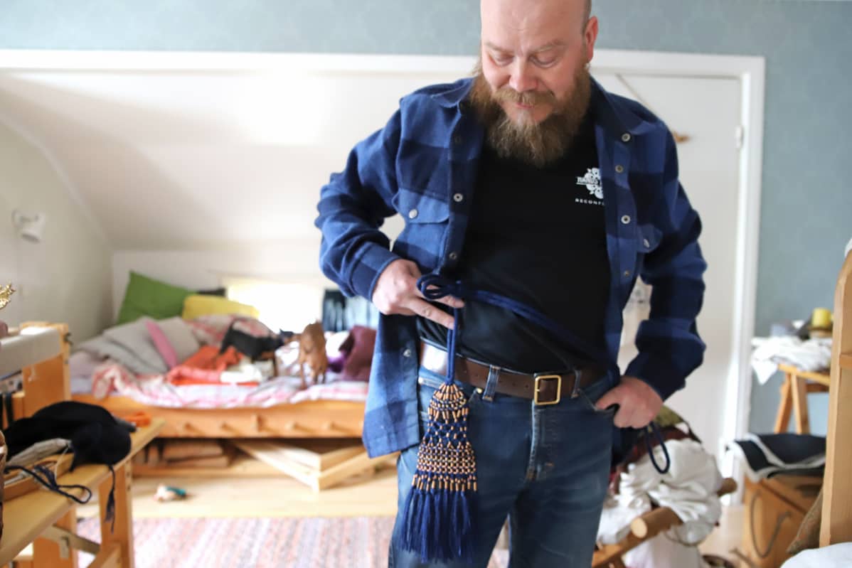 Riku Pasanen ja vyölle aseteltava tupsu.