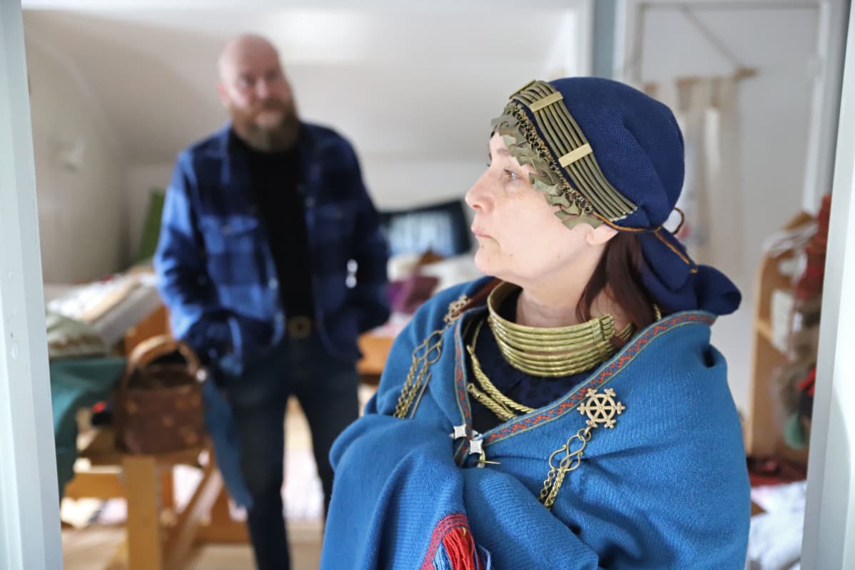 Muinaispuku, Mervi Pasanen ja taustalla mies Riku.