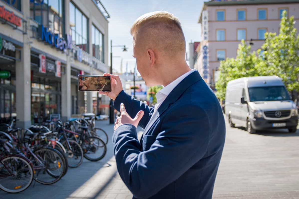 Janne Immonen kuvaamassa videota Instagram-tililleen Kuopion keskustassa kesällä 2019.