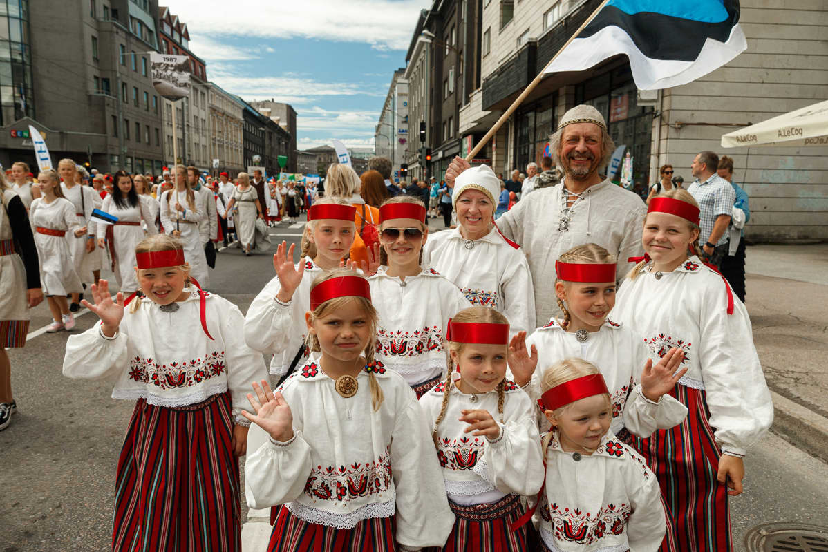 Marika ja Aivar Noormets osallistuivat juhlille kahdeksan lapsenlapsensa kanssa.
