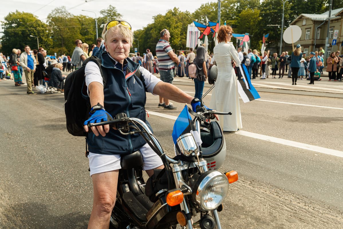 Evi Katetskaja oli tullut juhliin moottoripyörällä.
