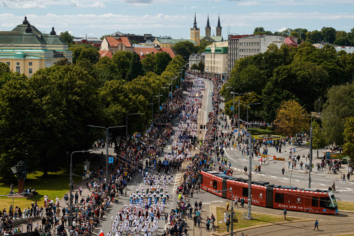 Kulkueeseen osallistui yli 47 000 laulajaa, tanssijaa ja soittajaa.