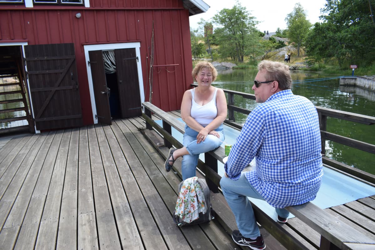 Naantalilaiset Hanna ja Tom Palenius Gullkronan laiturilla.