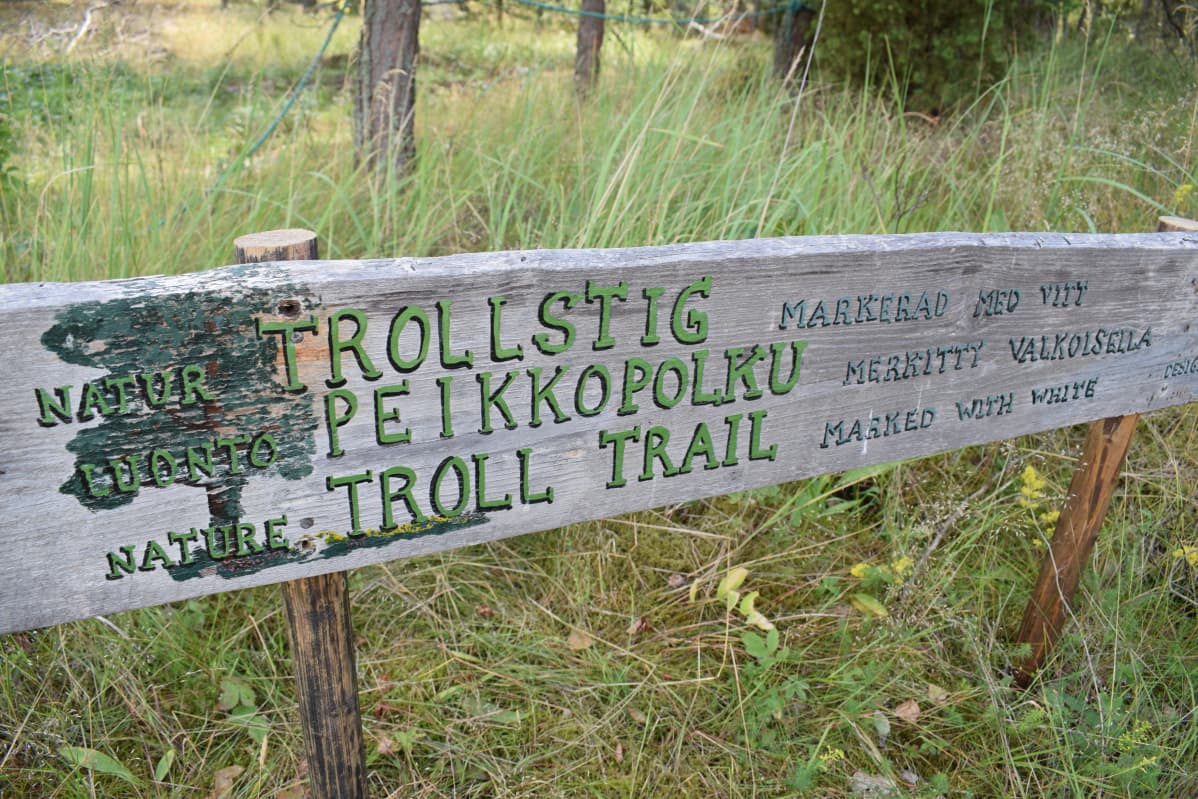 Peikkopolun kyltti Gullkronassa.