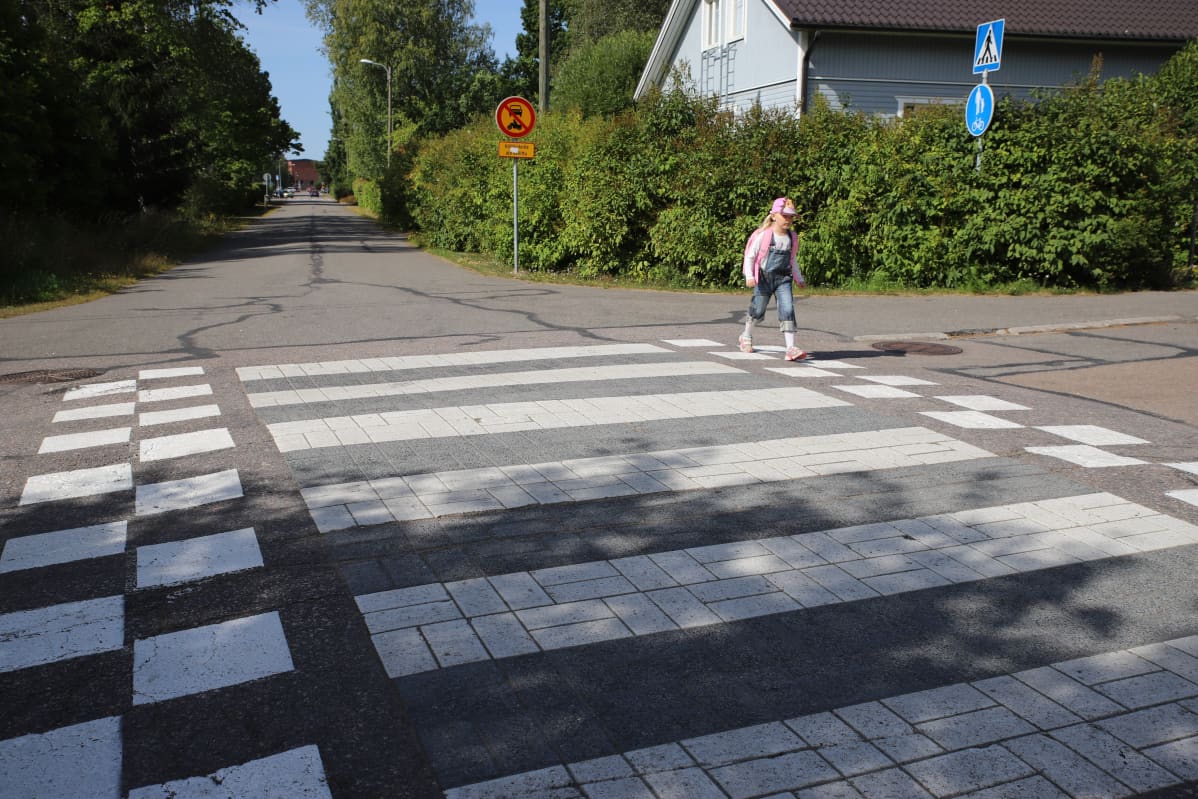 Hilda Häkkinen ylittää suojatietä.