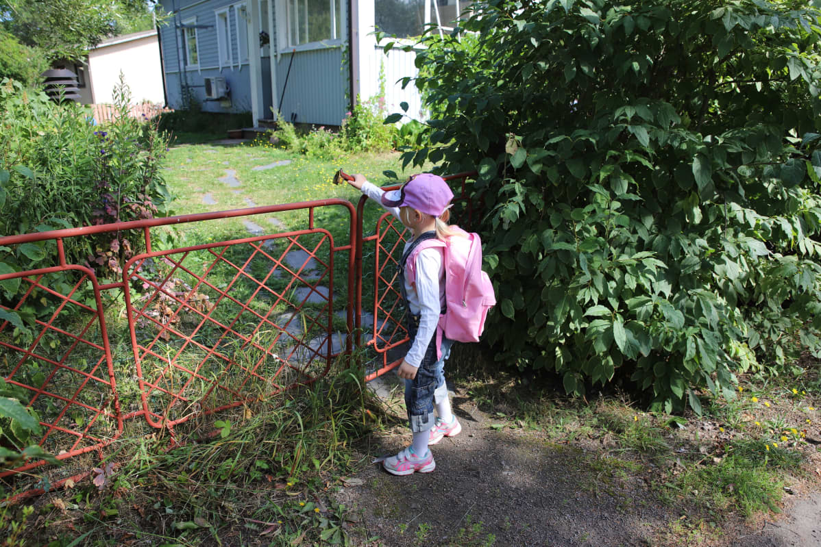 Hilda Häkkinen laittaa portin kiinni.