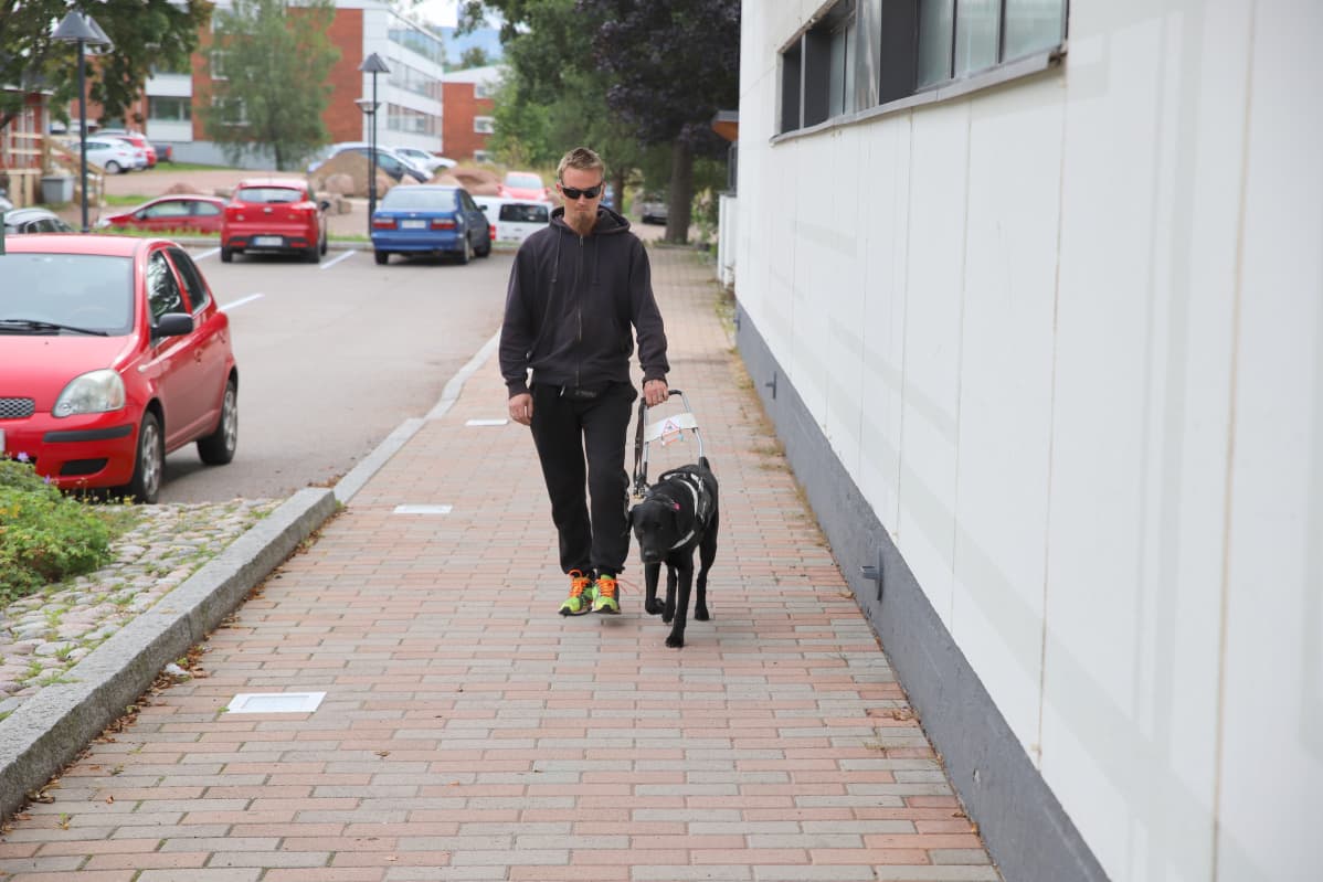 Jamppa Mikkola ja opaskoira Vilka