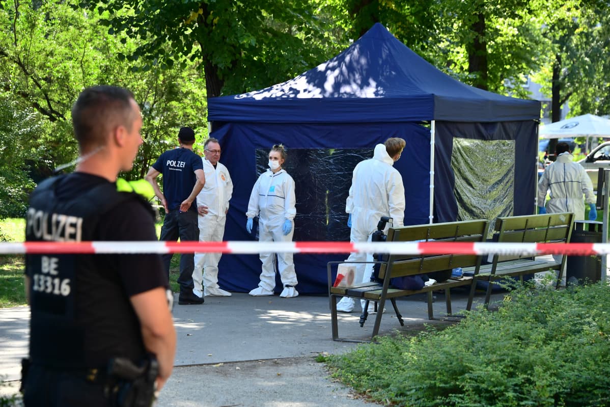Poliisit tutkivat rikospaikkaa Berliinissä 23. elokuuta. Surmatyöstä epäiltynä on otettu kiinni venäläismies, joka oli saapunut Saksaan lyhytaikaisella Schengen-viisumilla.