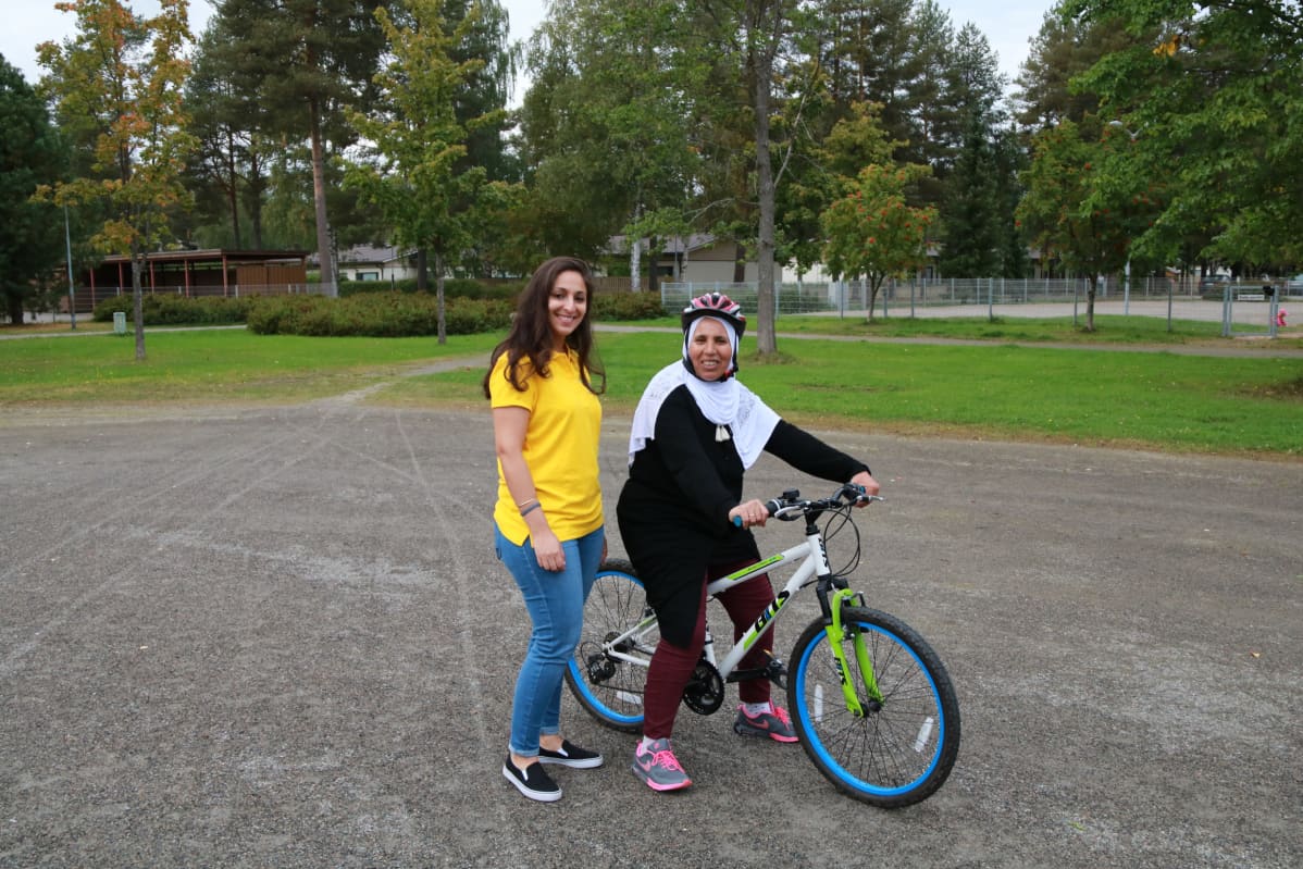 Koutsi Chahira Zerouki antoi tukea, Rahma El Younoussia harjoitteli polkupyörällä polkemista.