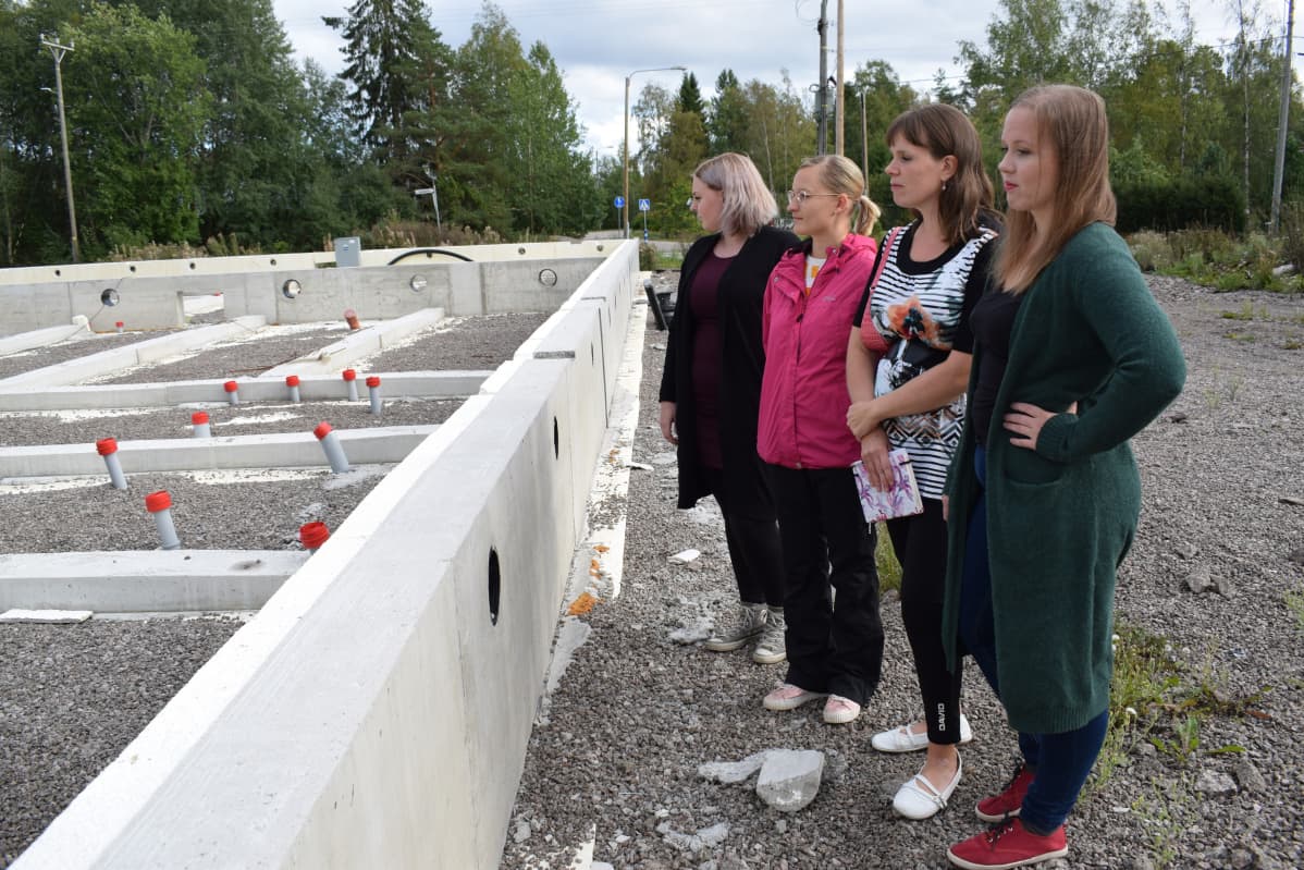 äidit katsovat päiväkodin perustuksia
