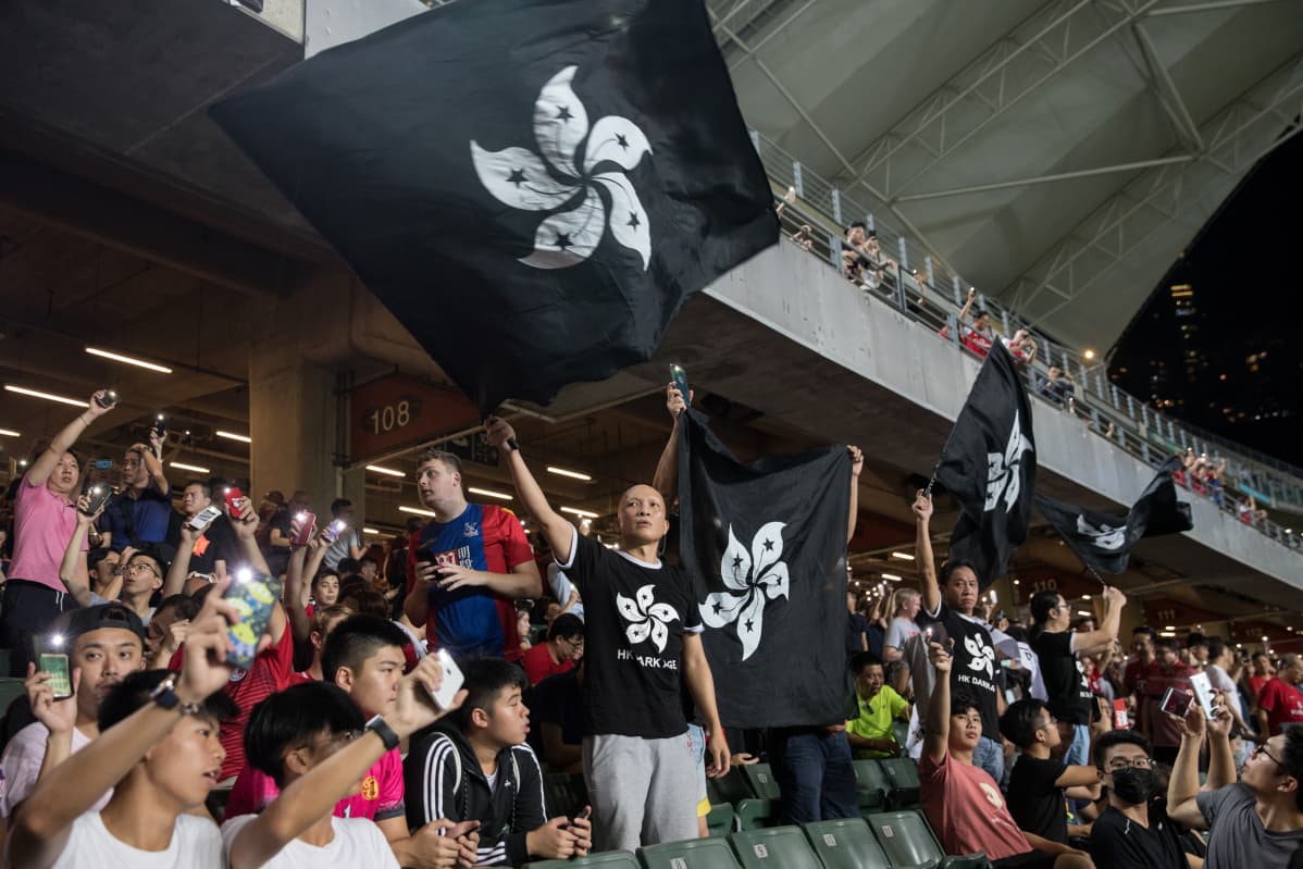 Hongkongilaiset jalkapallofanit buuasivat Kiinan kansallislaululle maailmanmestaruuskisojen karsintaottelussa Irania vastaan Hongkongin stadionilla 10. syyskuuta 2019.