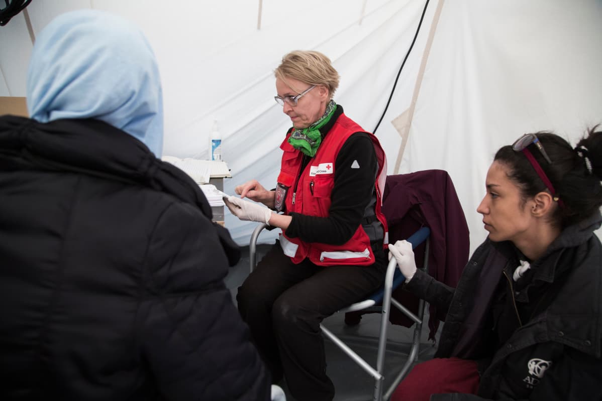 Kätilö Arja Savolainen hoitaa naisia klinikalla Nea Kavalan pakolaisleirillä Pohjois-Kreikassa. Kuva on vuodelta 2016.