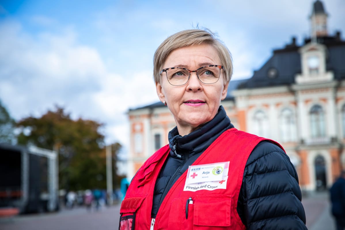 Arja Savolainen Kuopion kaupungintalon edustalla.