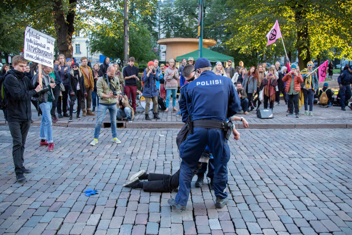 Elokapina-liikkeen aktivistit valtasivat kadun 26.9.2019