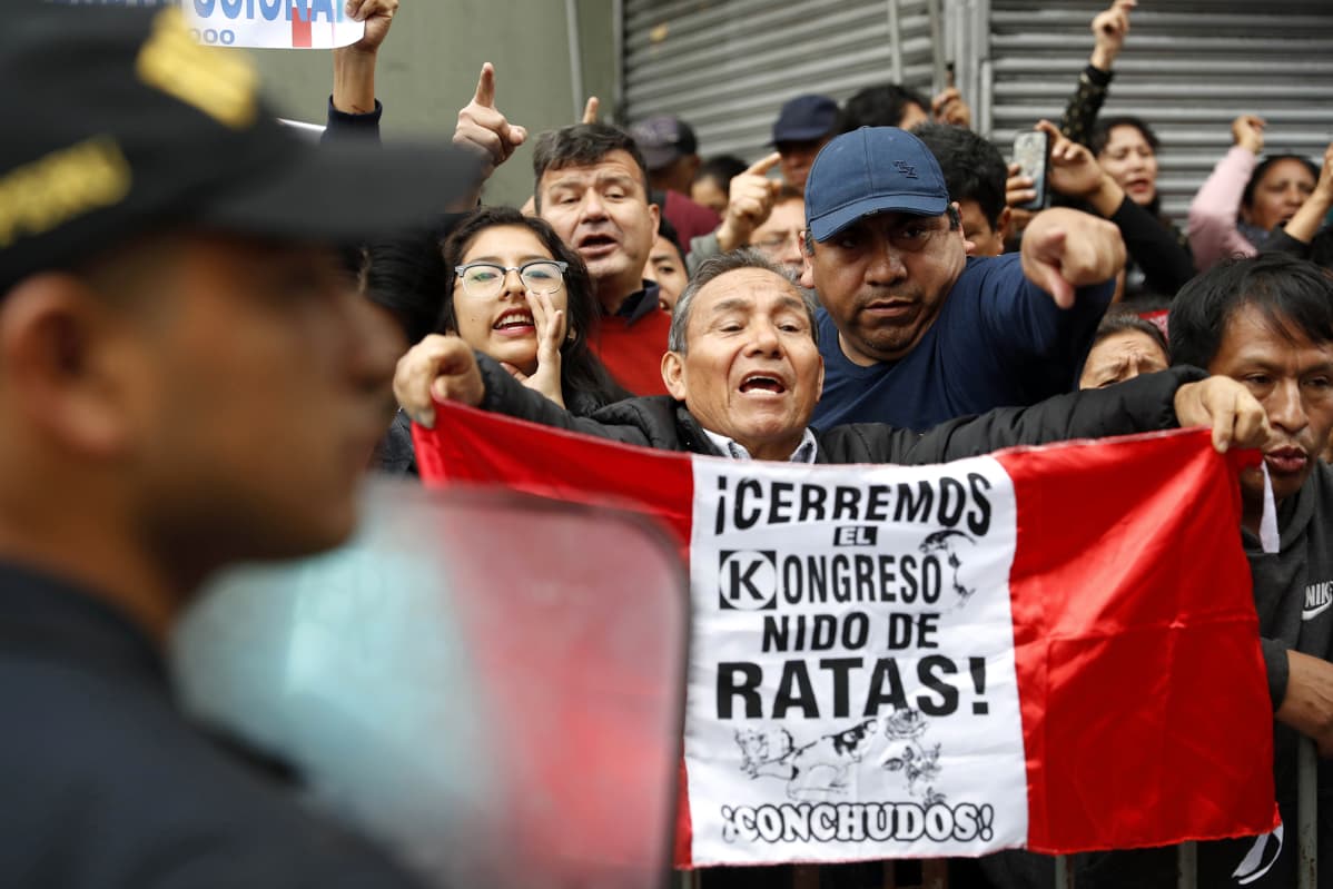 Ihmiset protestoivat Limassa, Perussa 30. syyskuuta 2019.