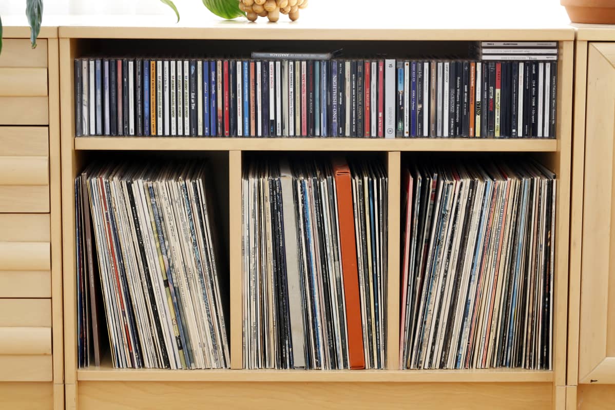 Levyhyllyssä lp-levyjä ja ylähyllyllä cd-levyjä.