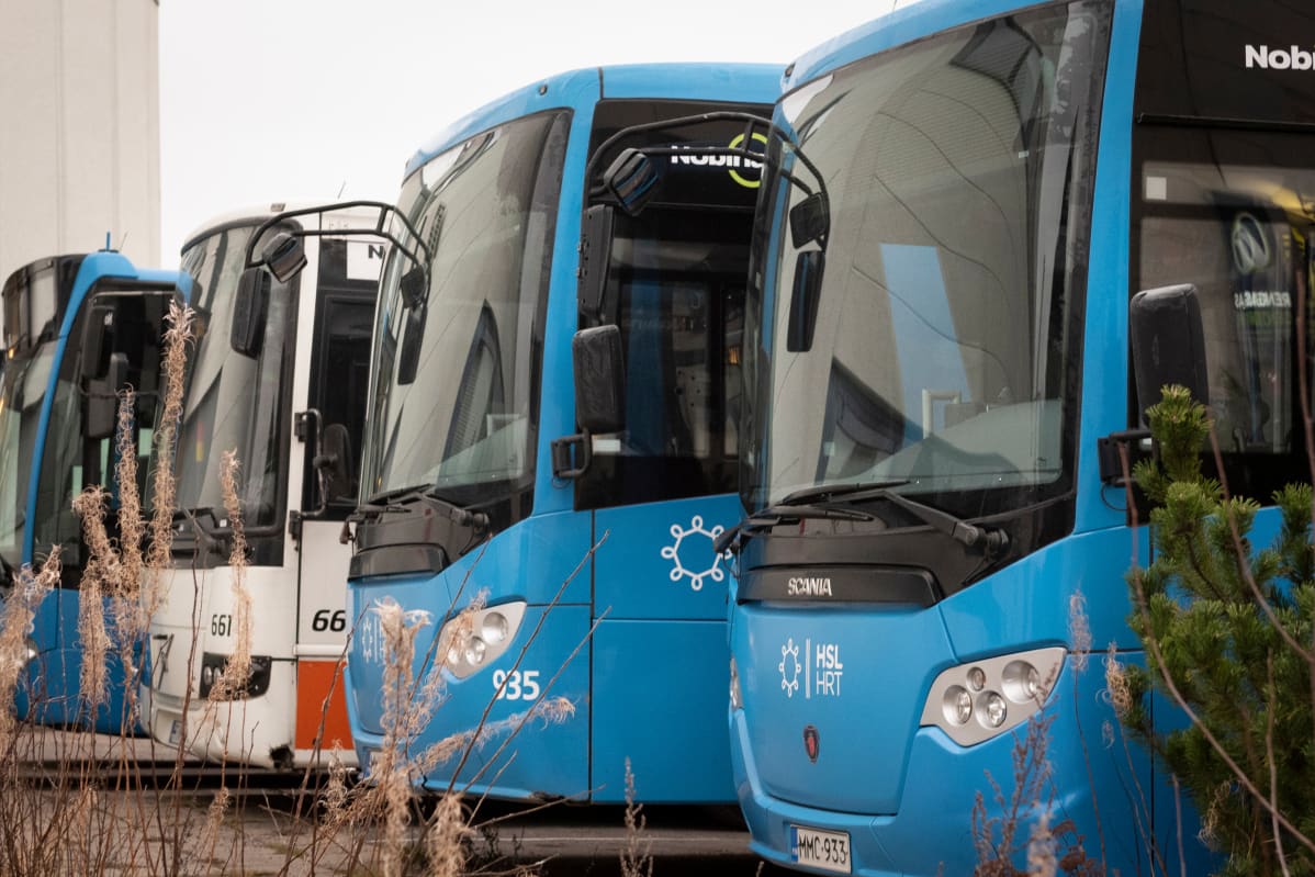 Busseja Nobinan Roihupellon varikolla.
